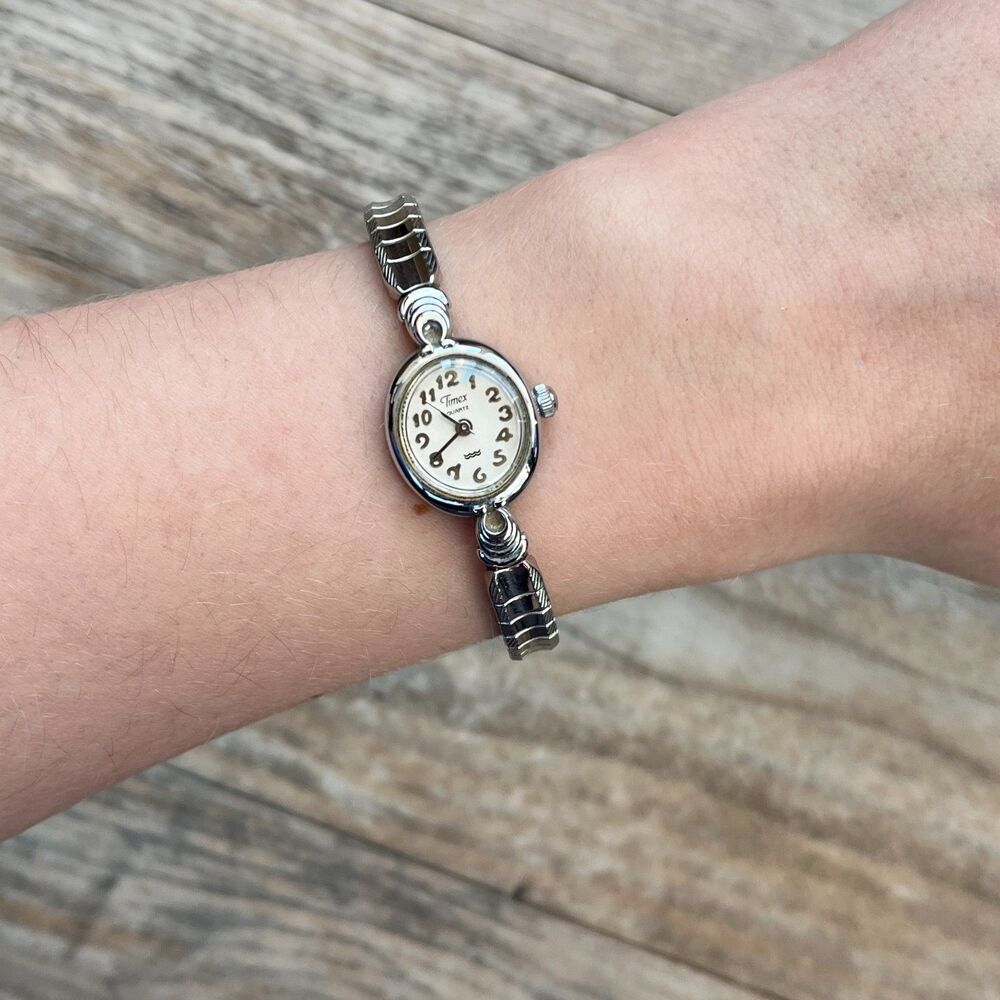Vintage Timex Silver Tone Petite Bracelet Watch Classic Retro Minimal